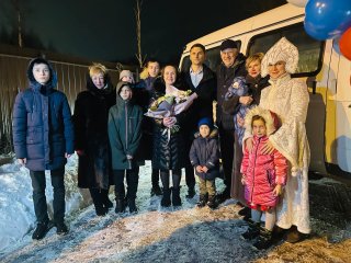 Многодетной семье из Всеволожского района вручили ключи от микроавтобуса