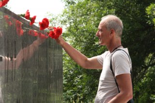 Участники автопробега «За мир – 2018» из Германии возложили цветы павшим советским воинам