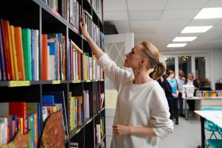 Волонтеры "Газпромнефть-СМ" обновили библиотеку в Вартемягах