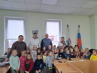 Детсадовцы наведались в Кузьмоловскую администрацию