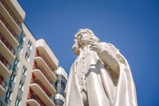 В Буграх установили памятник Исааку Ньютону.