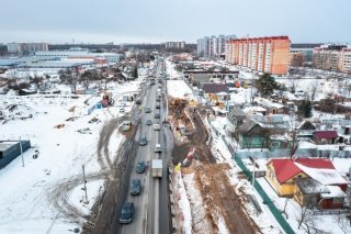 На Колтушском шоссе началось обустройство насыпи для новой полосы.